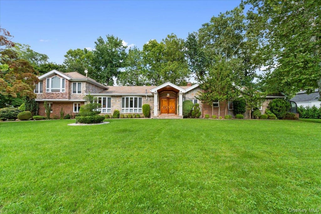 Photo of 15 Hillcrest Drive, Great Neck, NY 11021 (MLS # 1053978)