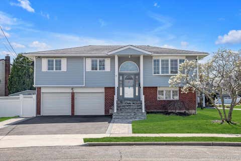 Homes For Sale - 1 Sterling Court<br/> Nassau County, Plainview, NY 11803
