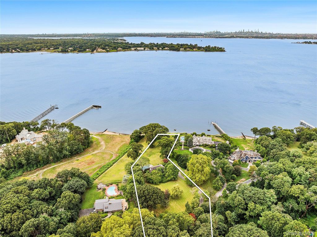 Photo of 45 Cedar Lane, Port Washington, NY 11050 (MLS # 966855)