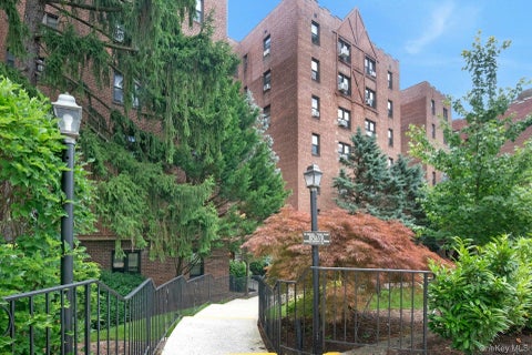 Homes For Sale - 142 Garth Road #2S<br/> Westchester County, Scarsdale, NY 10583