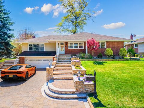 31 Edgemere Dr Searingtown NY 11507