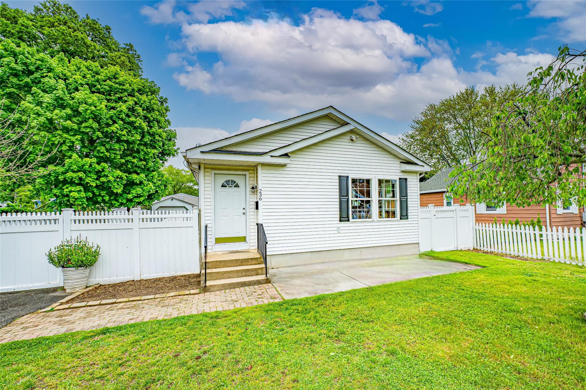 Fishel Avenue, Riverhead, Hamptons, NY - 3 Bedrooms  
2 Bathrooms - 