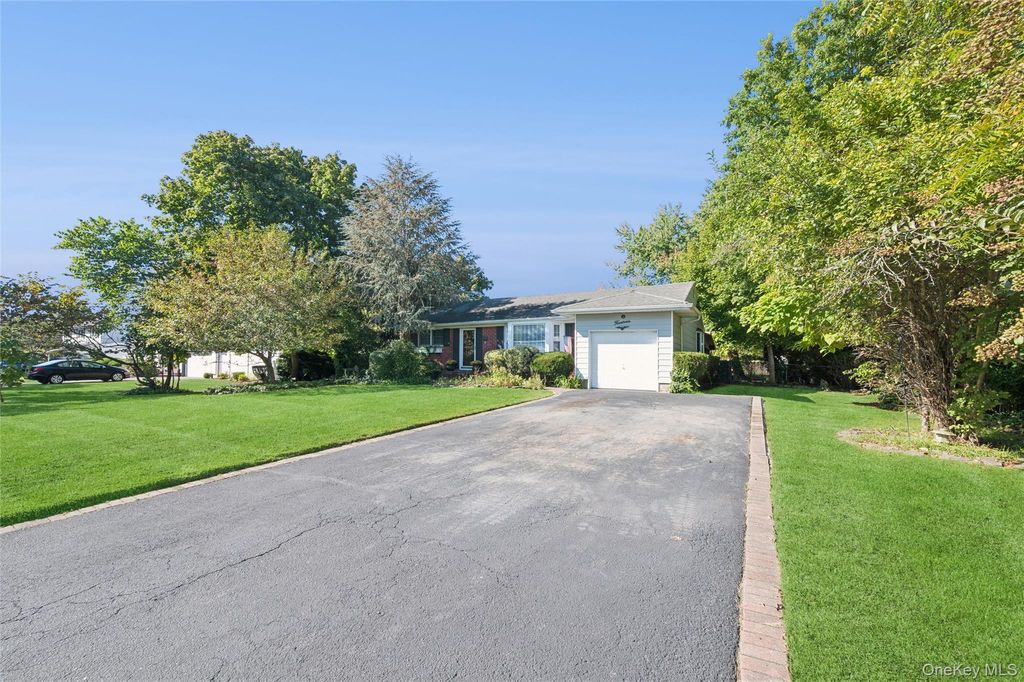 Photo of 14 Radburn Drive, Commack, NY 11725 (MLS # 901686)