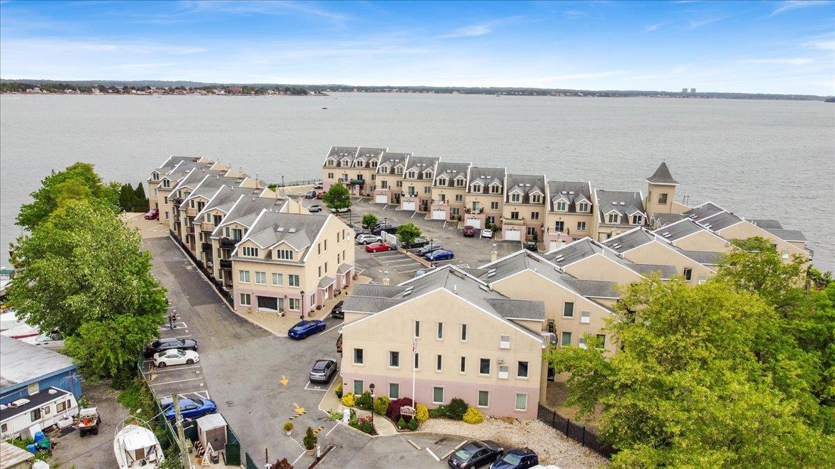 Outlook Avenue 2, Bronx, New York - 3 Bedrooms  
2 Bathrooms  
5 Rooms - 
