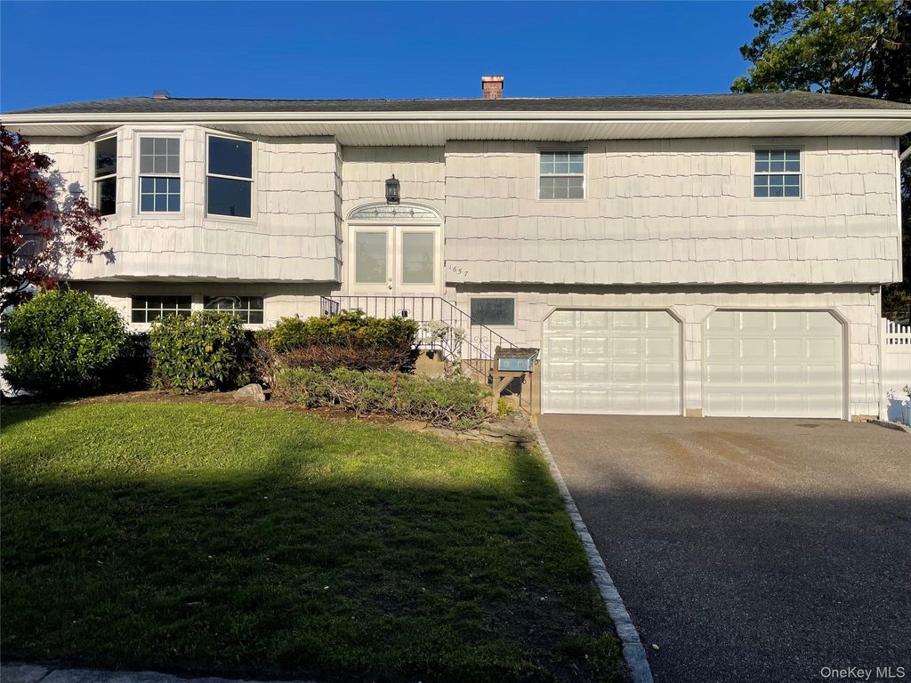 Photo of 1657 Fairfax Avenue, West Islip, NY 11795 (MLS # 998145)