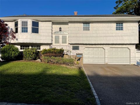Photo of 1657 Fairfax Avenue, West Islip, NY 11795 (MLS # 998145)