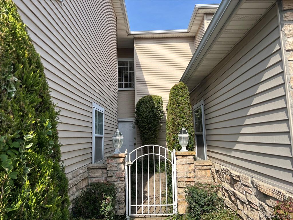 Photo of 85 Windwatch Drive, Hauppauge, NY 11788 (MLS # 927329)