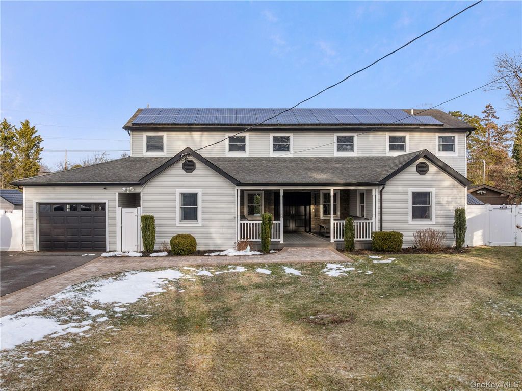 Photo of 24 Twin River Drive, Oakdale, NY 11769 (MLS # 949230)