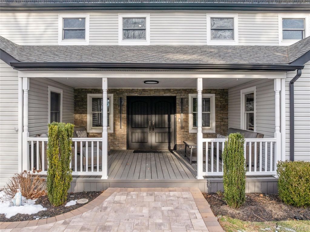 Photo of 24 Twin River Drive, Oakdale, NY 11769 (MLS # 949230)