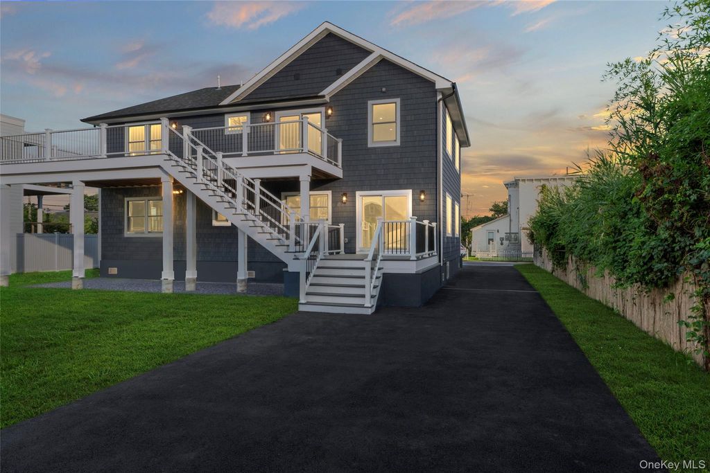 Photo of 7 S Bay Avenue, Bay Shore, NY 11706 (MLS # 902550)