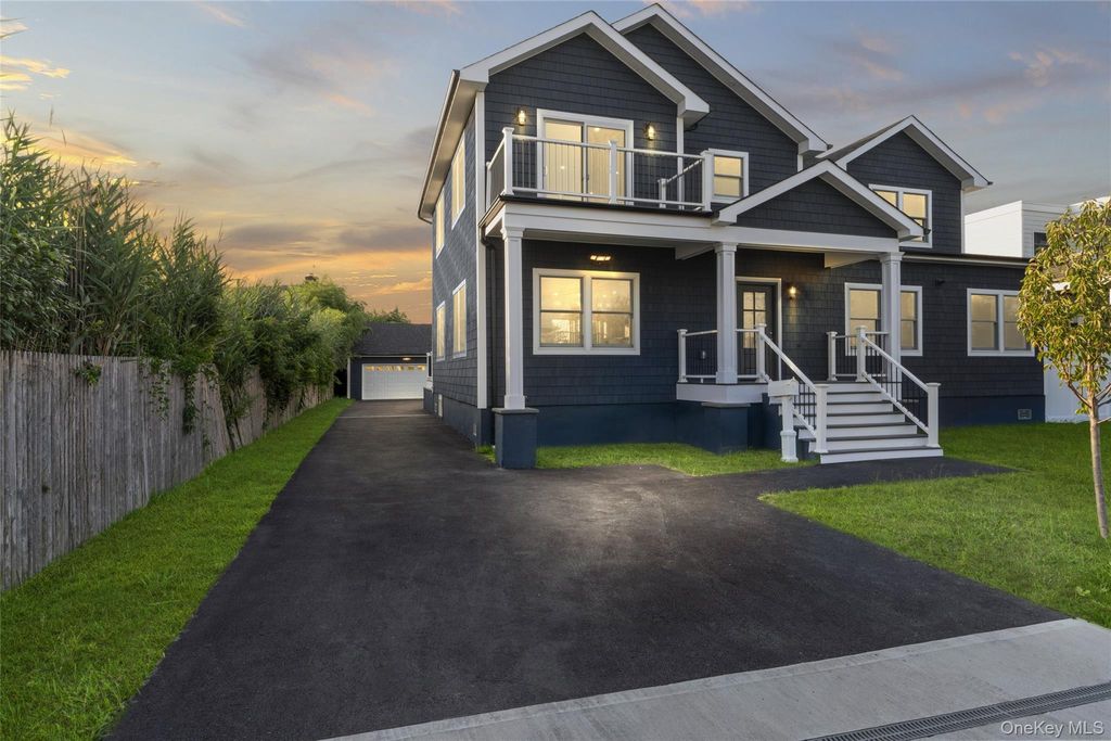 Photo of 7 S Bay Avenue, Bay Shore, NY 11706 (MLS # 902550)