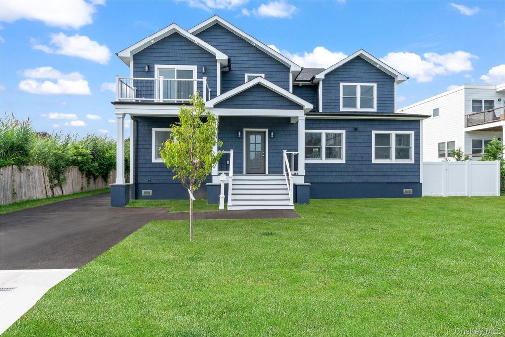 Photo of 7 S Bay Avenue, Bay Shore, NY 11706 (MLS # 902550)
