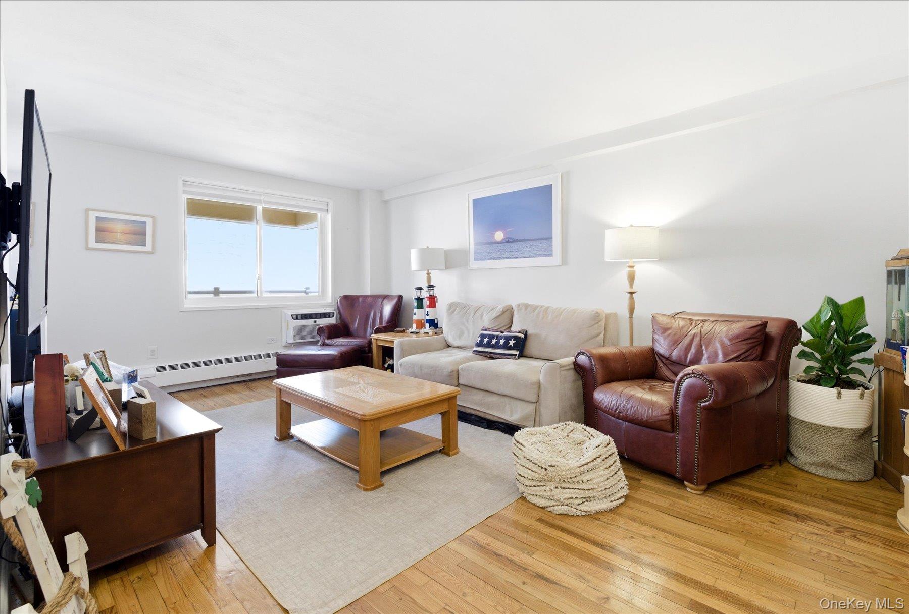 370 W Broadway 5C
