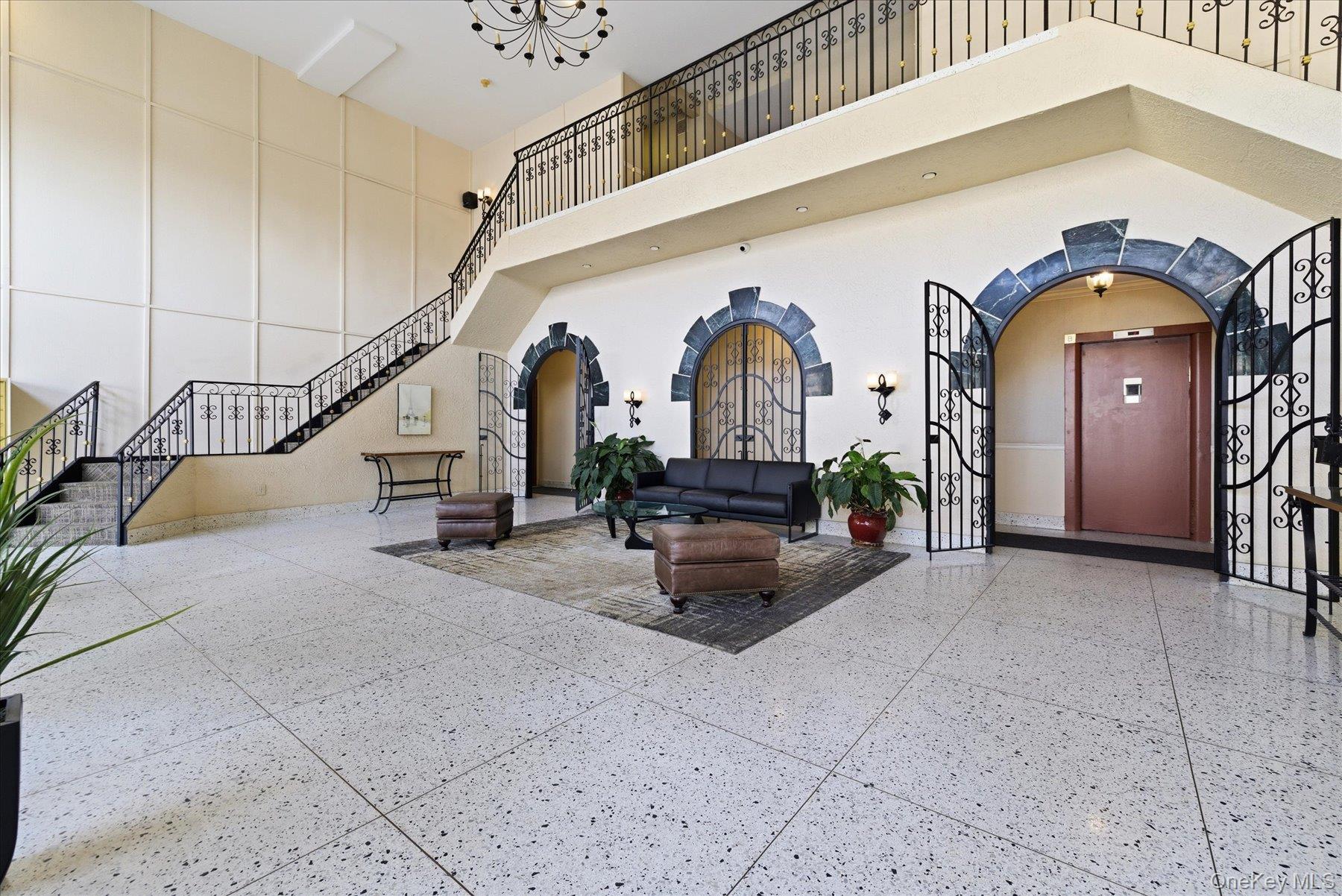 370 W Broadway 5C