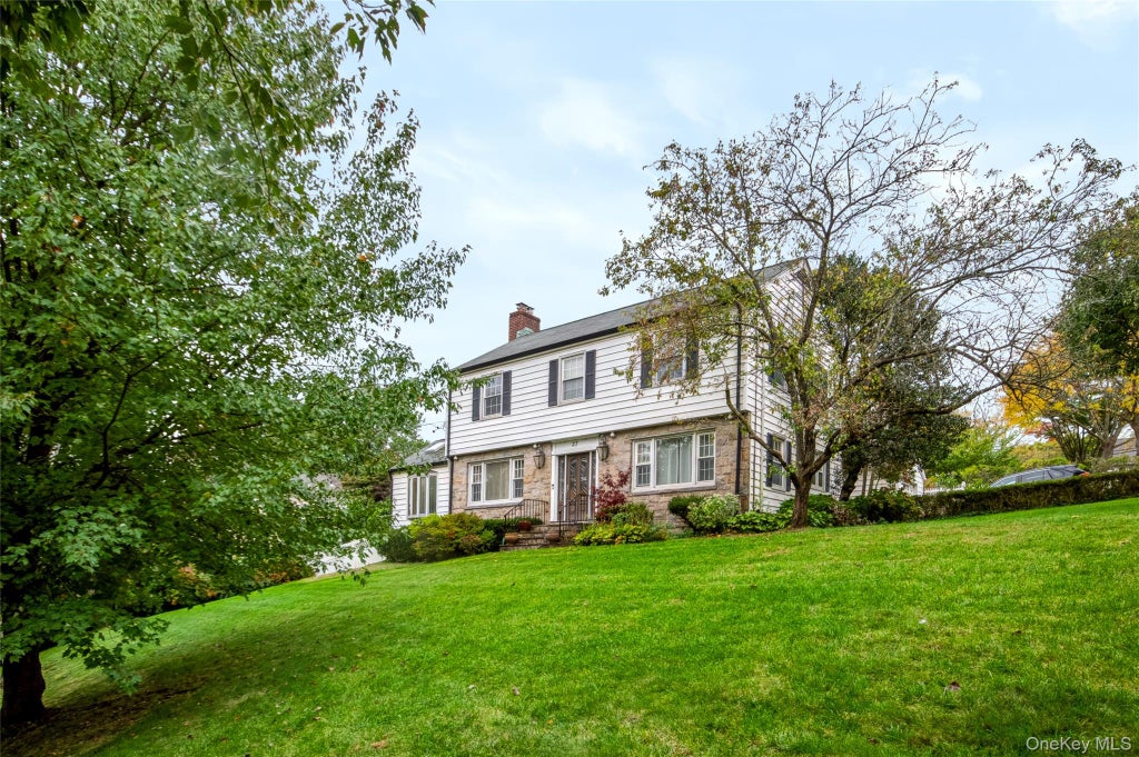 Photo of 27 Parkview Drive, Bronxville, NY 10708 (MLS # 1066585)