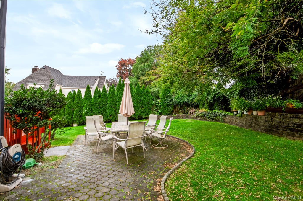 Photo of 27 Parkview Drive, Bronxville, NY 10708 (MLS # 1066585)