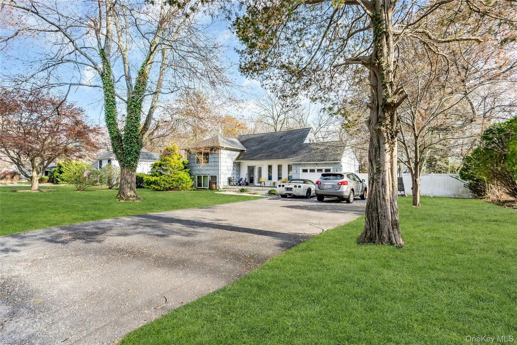 Photo of 4 Clearbrook Drive, Smithtown, NY 11787 (MLS # 987219)