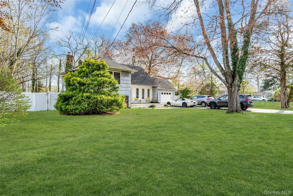 Photo of 4 Clearbrook Drive, Smithtown, NY 11787 (MLS # 987219)