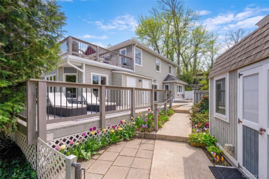 Photo of 32 Crescent Drive, Huntington, NY 11743 (MLS # 985125)