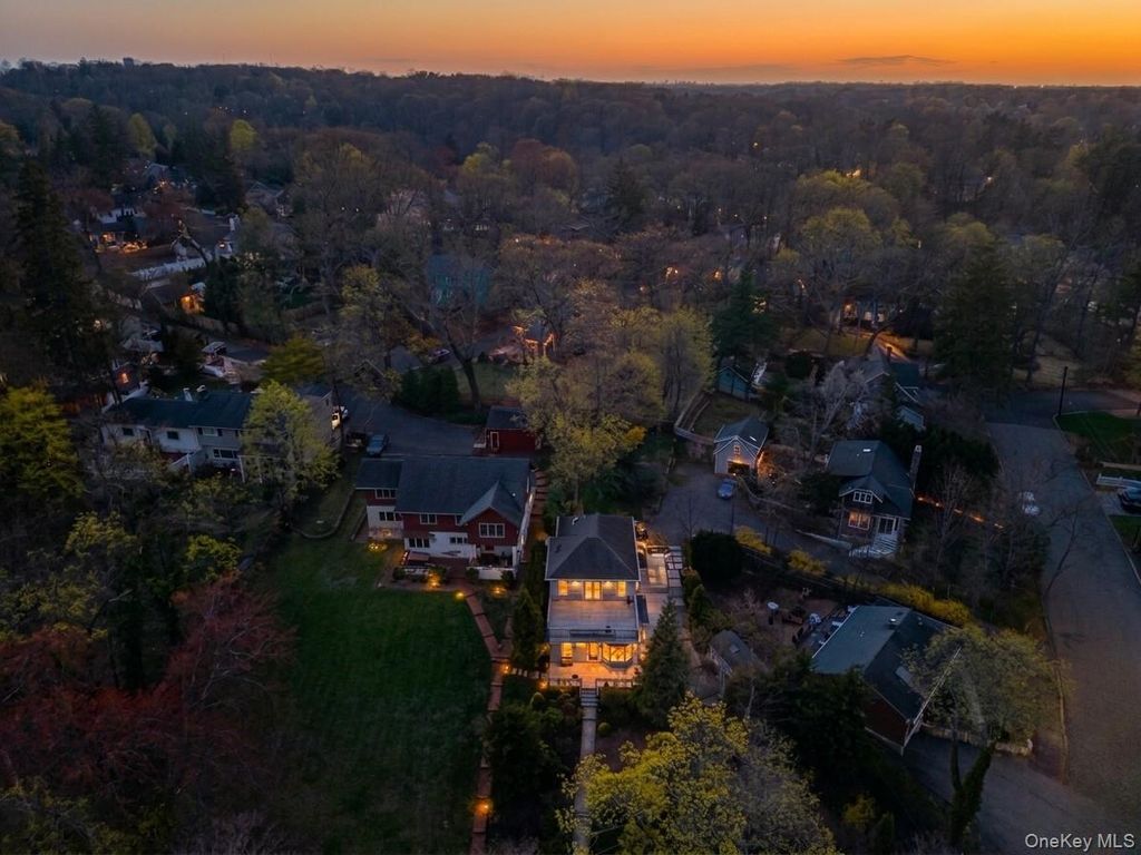 Photo of 32 Crescent Drive, Huntington, NY 11743 (MLS # 985125)