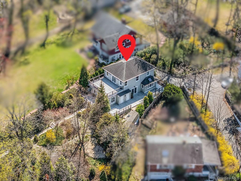 Photo of 32 Crescent Drive, Huntington, NY 11743 (MLS # 985125)