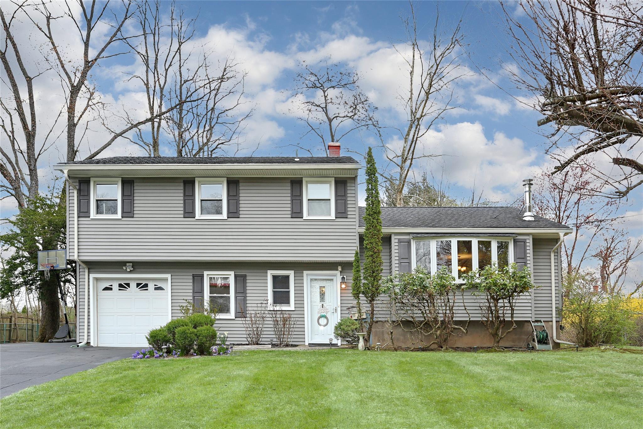 4 Wilton Circle, New City, New York image 1