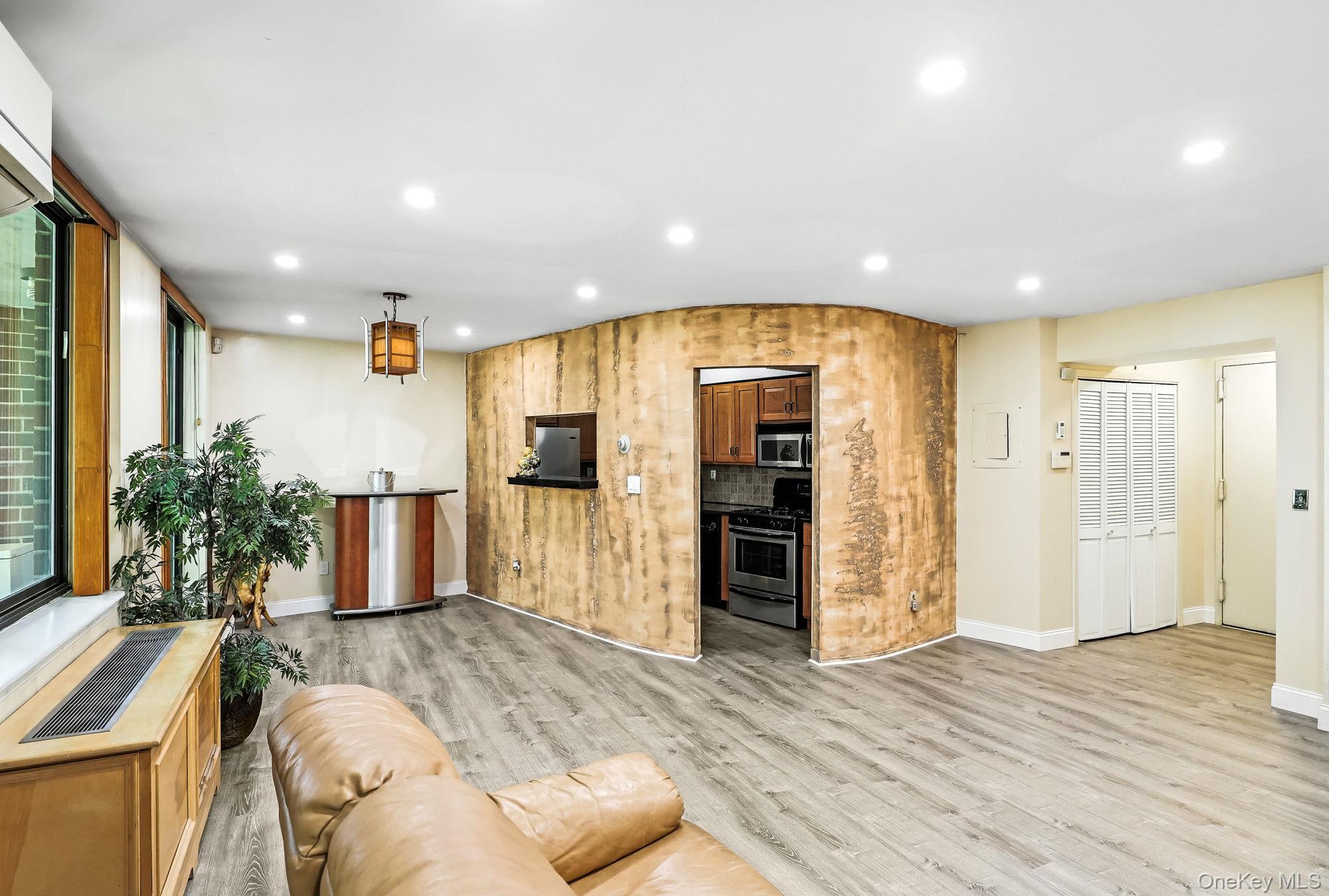 1374 Midland Avenue PH9