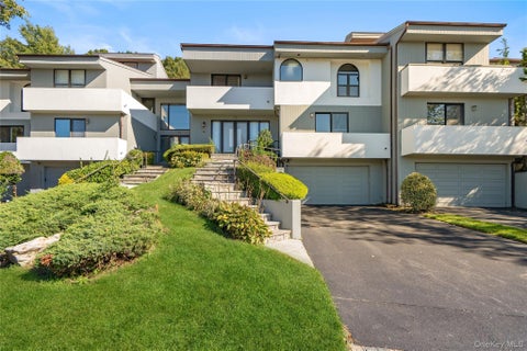 Photo of 72 Eagle Chase, Woodbury, NY 11797 (MLS # 1064515)
