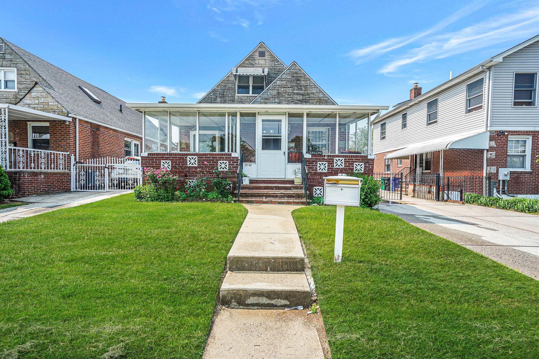 Property for Sale at Murdock Avenue, Cambria Heights, Queens, NY - Bedrooms: 3 
Bathrooms: 3 
Rooms: 12  - $729,999