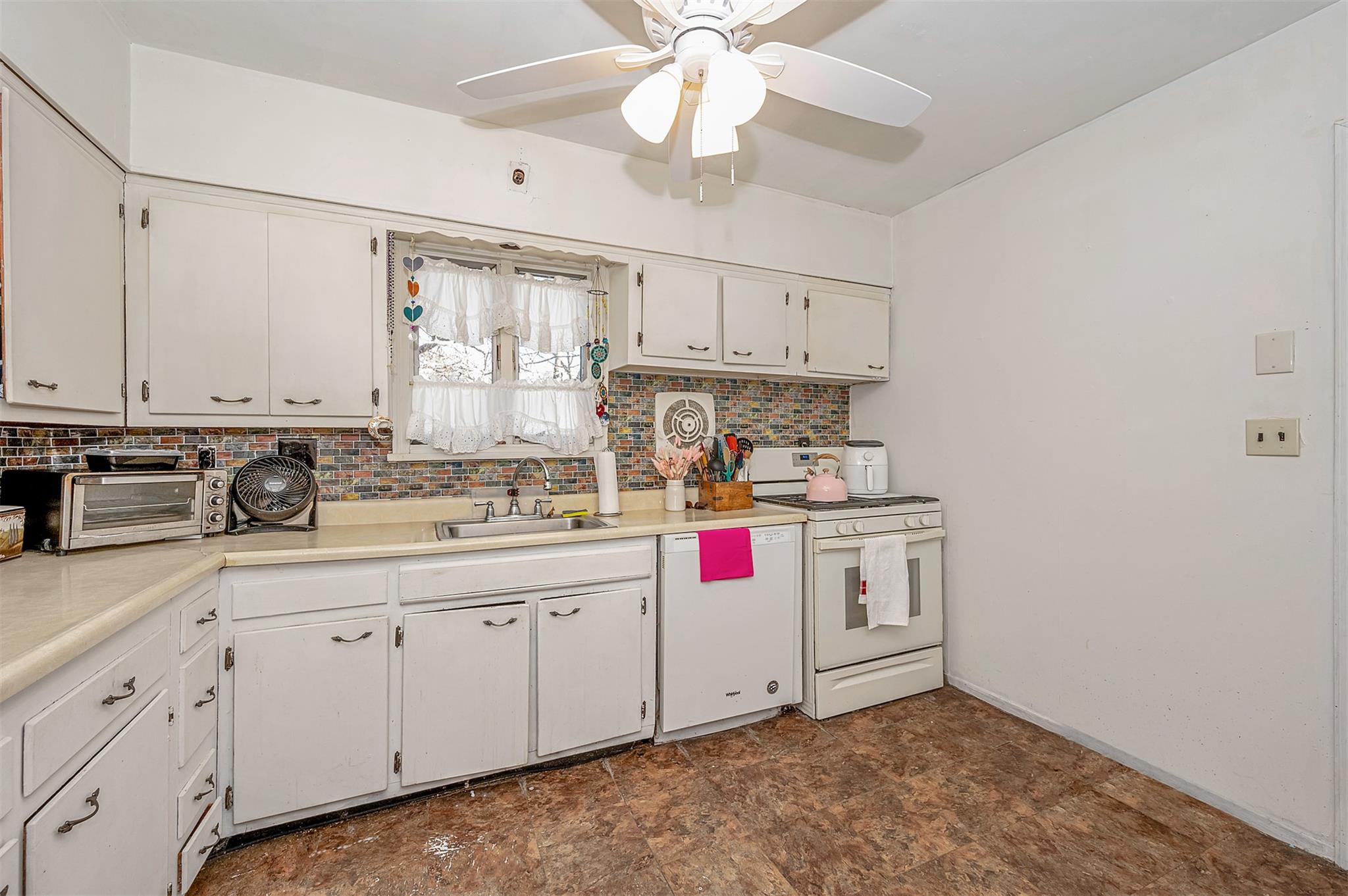 288 31st Street, Lindenhurst, New York image 8