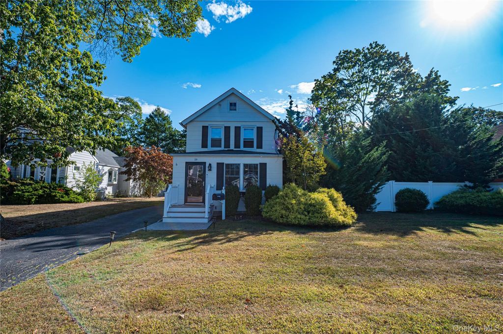 Photo of 19 William Avenue, East Islip, NY 11730 (MLS # 921856)
