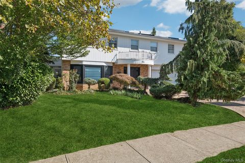 Photo of 5 Valley Lane W, North Woodmere, NY 11581 (MLS # 928529) Photo of 5 Valley Lane W, North Woodmere, NY 11581 (MLS # 928529)