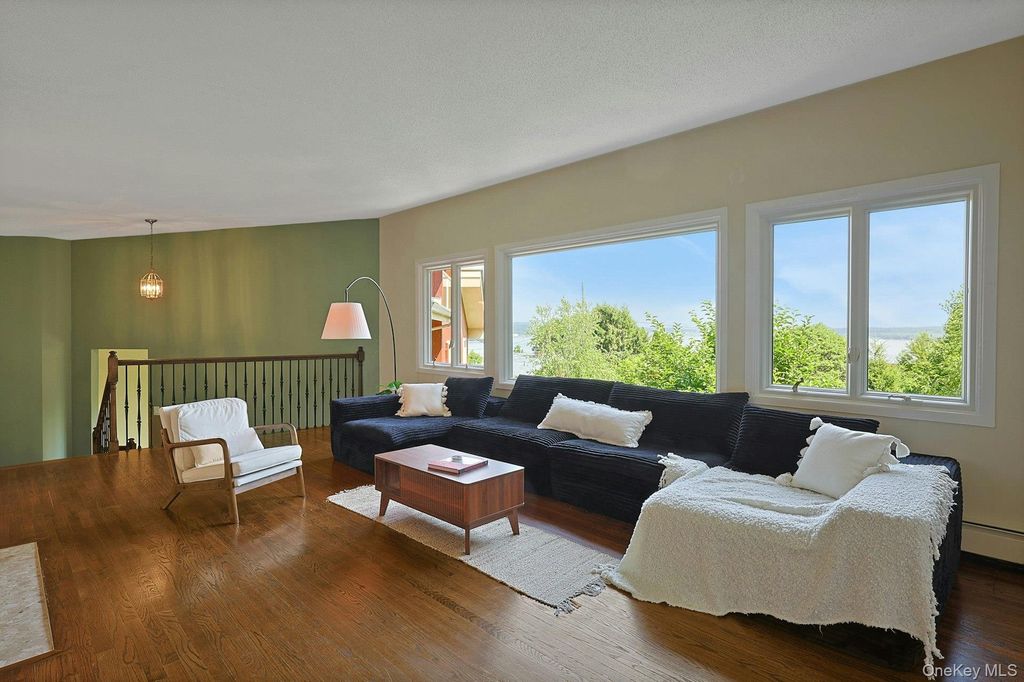 Photo of 6 Grandview Avenue, Cornwall On Hudson, NY 12520 (MLS # 1021299)