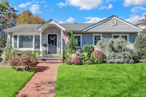 Photo of 600 Dogwood Avenue, Franklin Square, NY 11010 (MLS # 927656)