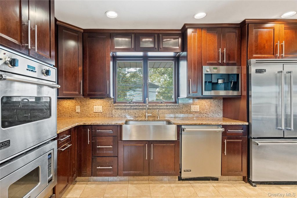 Photo of 8 Westminster Road, Syosset, NY 11791 (MLS # 922530)