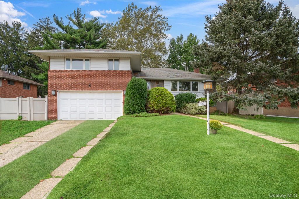 Photo of 8 Westminster Road, Syosset, NY 11791 (MLS # 922530)