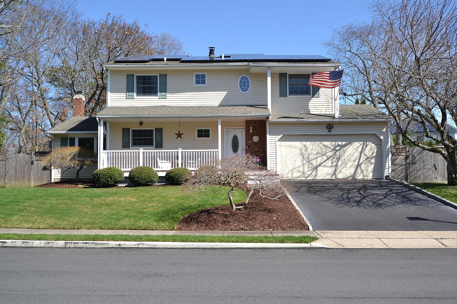 67 Singingwood Drive, Holbrook, New York image 1
