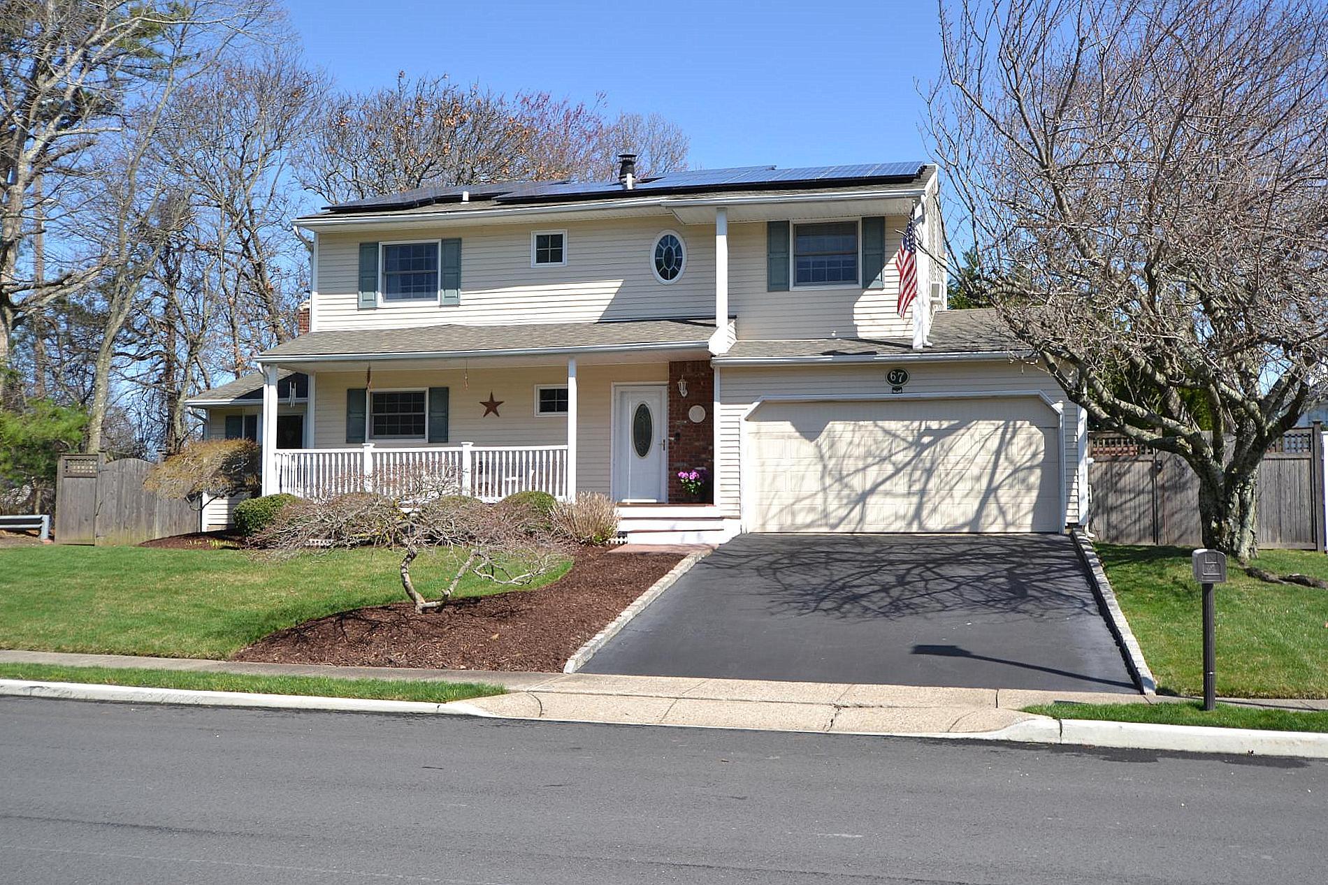 67 Singingwood Drive, Holbrook, New York image 2