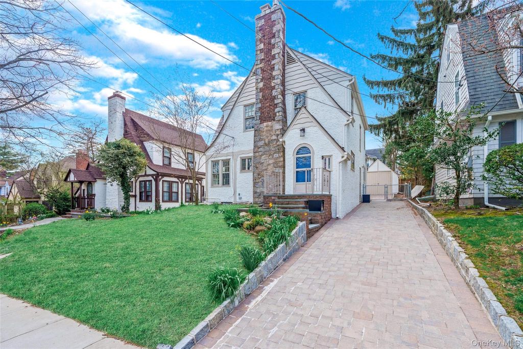 Photo of 340 Manor Road, Douglaston, NY 11363 (MLS # 973119)