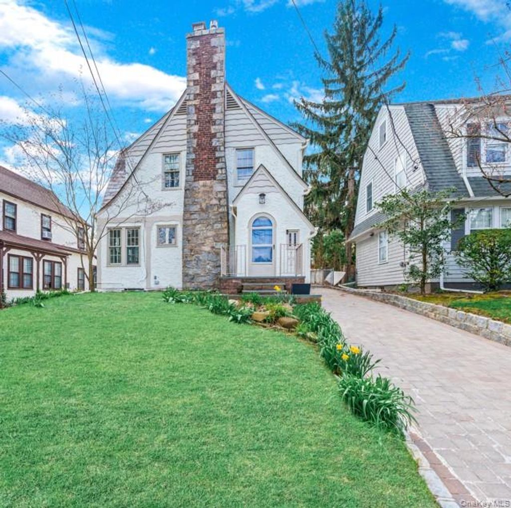 Photo of 340 Manor Road, Douglaston, NY 11363 (MLS # 973119)