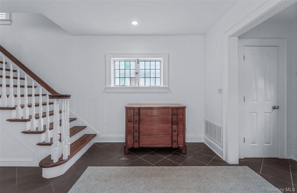 Photo of 340 Manor Road, Douglaston, NY 11363 (MLS # 973119)