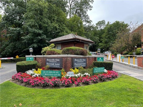 Photo of 1374 Midland Avenue #402, Yonkers, NY 10708 (MLS # 1061437)