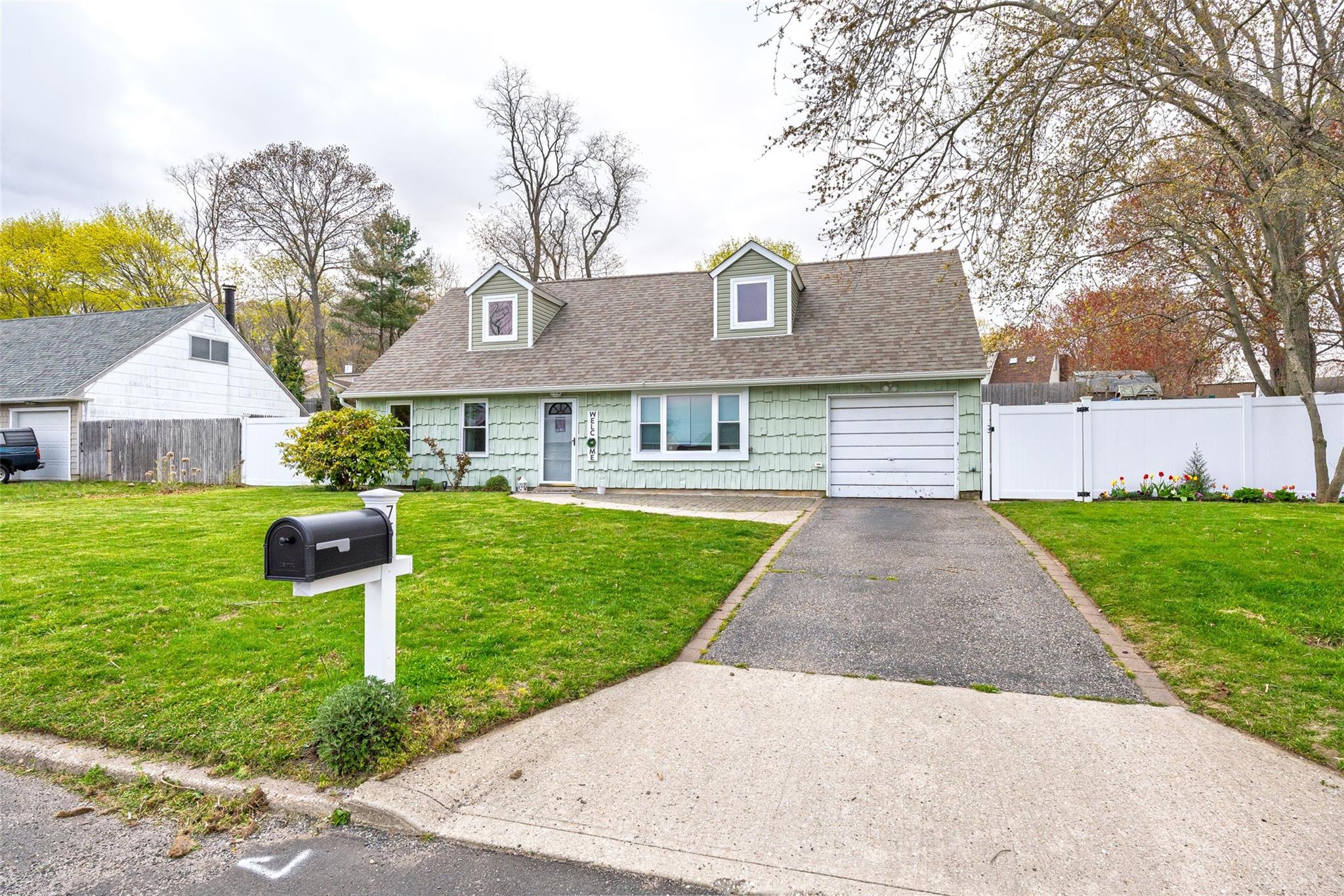 75 Oakcrest Avenue, Farmingville, New York image 3