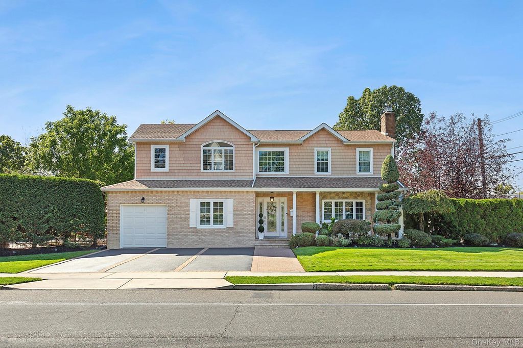Photo of 82 Lakeview Avenue, Rockville Centre, NY 11570 (MLS # 920162)
