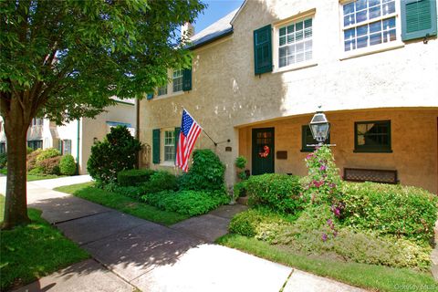 Photo of 22 Franklin Court, Garden City, NY 11530 (MLS # 911287)