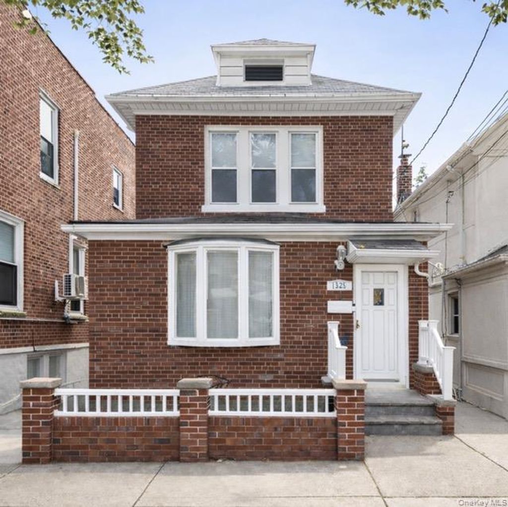 Photo of 1925 Radcliff Avenue, Bronx, NY 10462 (MLS # 967292)