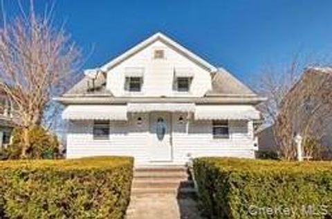 Multifamily For Sale - 236 Maple Place<br/> Mineola, NY 11501