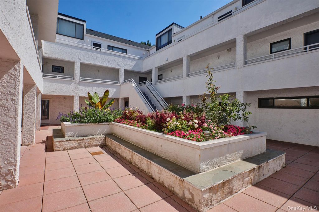 Photo of 21 Canterbury Road #6, Great Neck, NY 11021 (MLS # 965763)