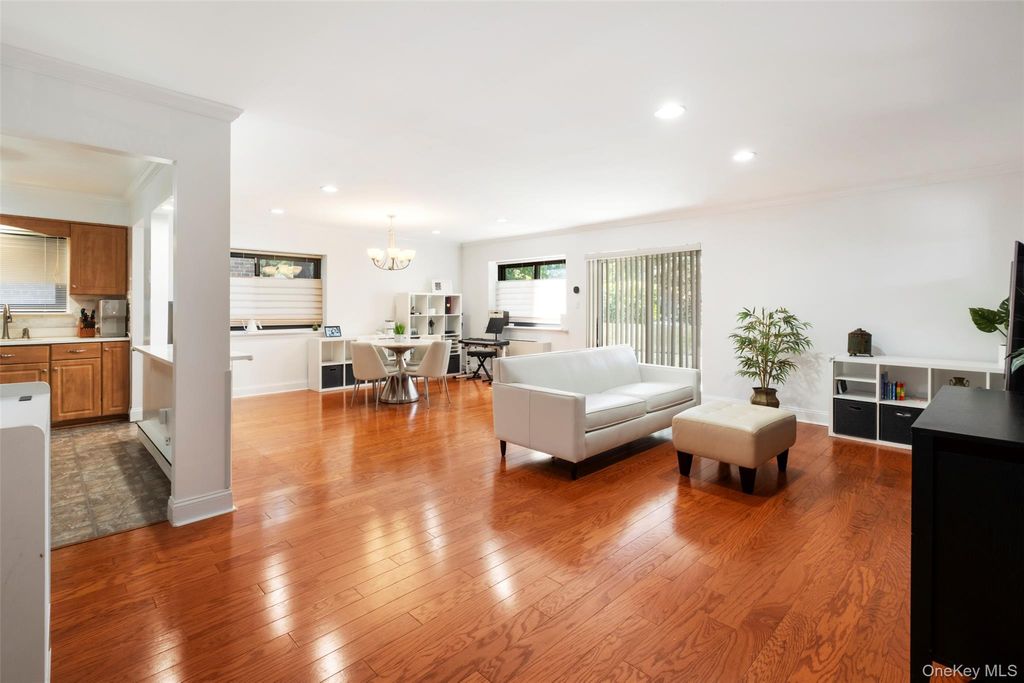 Photo of 21 Canterbury Road #6, Great Neck, NY 11021 (MLS # 965763)