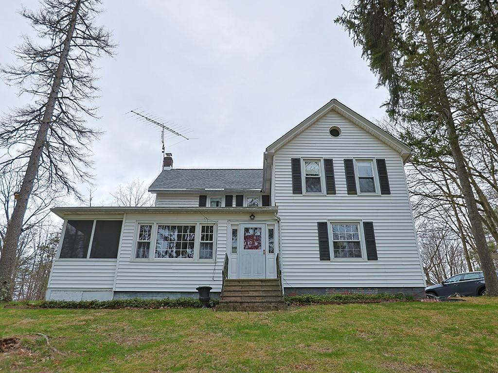 Route 9W, Saugerties, New York - 3 Bedrooms  
2 Bathrooms  
9 Rooms - 